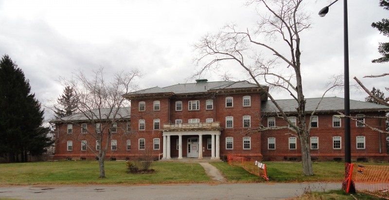 Hospital Estadual de Medfield. Antigo hospital psiquiátrico utilizado nas filmagens.